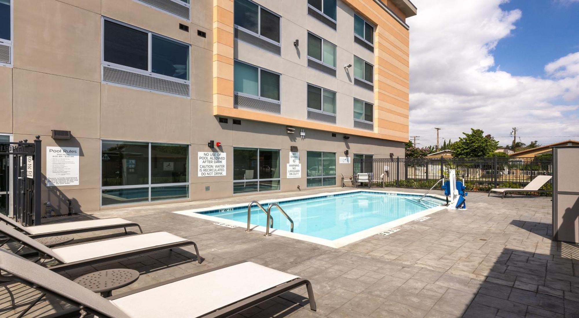 Holiday Inn Express & Suites - Hawaiian Gardens By Ihg Extérieur photo